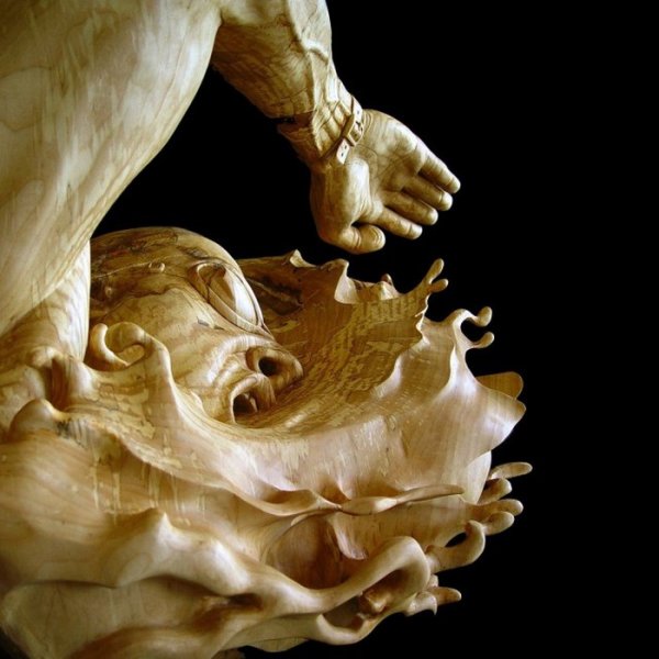 Оригинальная скульптура из дерева