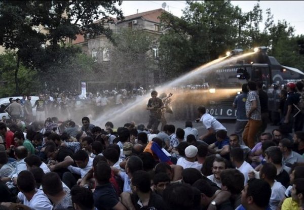 В Ереване произошли стычки между полицией и демонстрантами, протестующими против повышения цен на электроэнергию