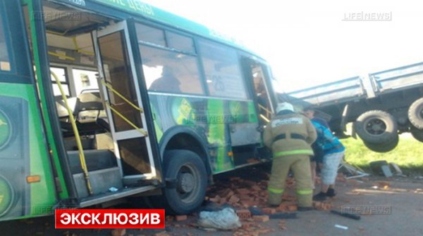 Под Омском пассажирский автобус столкнулся с «КамАЗом»: 16 человек погибли, 11 ранены