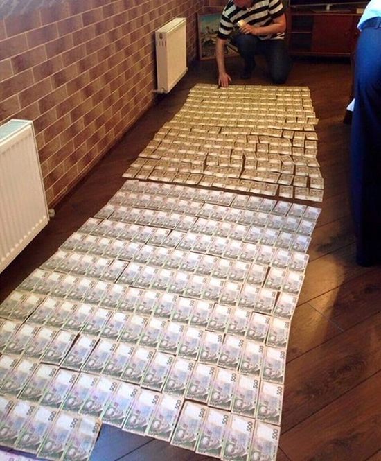 Замгенпрокурора Украины Давид Сакварелидзе опубликовал фото денег, найденных в ходе обысков в прокуратуре