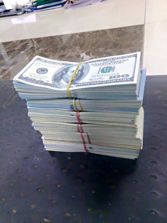 Замгенпрокурора Украины Давид Сакварелидзе опубликовал фото денег, найденных в ходе обысков в прокуратуре