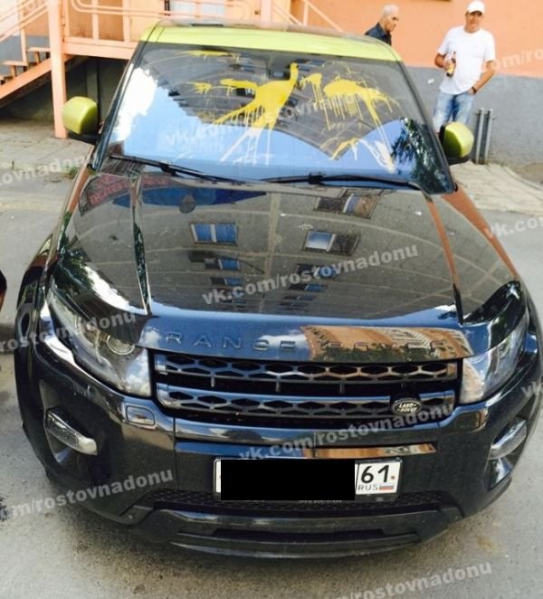 В Ростове-на-Дону злоумышленники облили краской салон кроссовера Range Rover Evoque