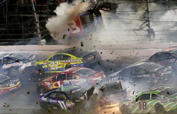 Гонщик NASCAR Остин Диллон попал в страшную аварию, отделавшись лишь ушибами