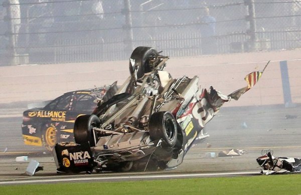 Гонщик NASCAR Остин Диллон попал в страшную аварию, отделавшись лишь ушибами