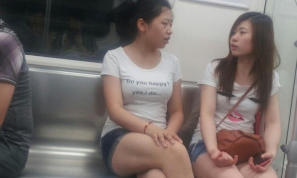 Азиаты и забавные надписи на их футболках