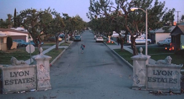 Улицы вымышленного городка Хилл-Вэлли из фильма «Назад в будущее» 30 лет спустя