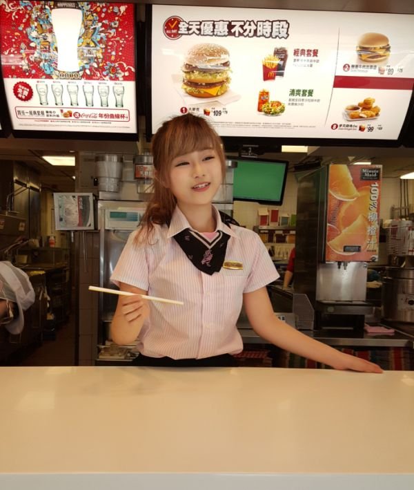 Пользователи сети назвали жительницу Тайваня самой красивой работницей McDonald's