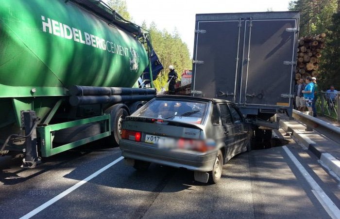 В Ленинградской области на трассе А114 произошло массовое ДТП. Есть пострадавшие