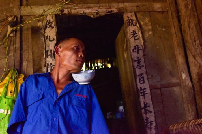 Китайский фермер-инвалид без рук ведет хозяйство и ухаживает за больной матерью