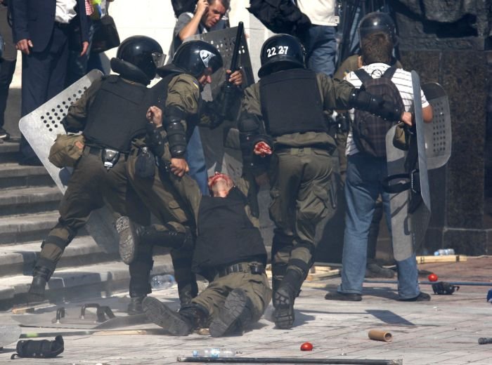 В Киеве у здания Верховной Рады вспыхнули беспорядки. Есть жертвы