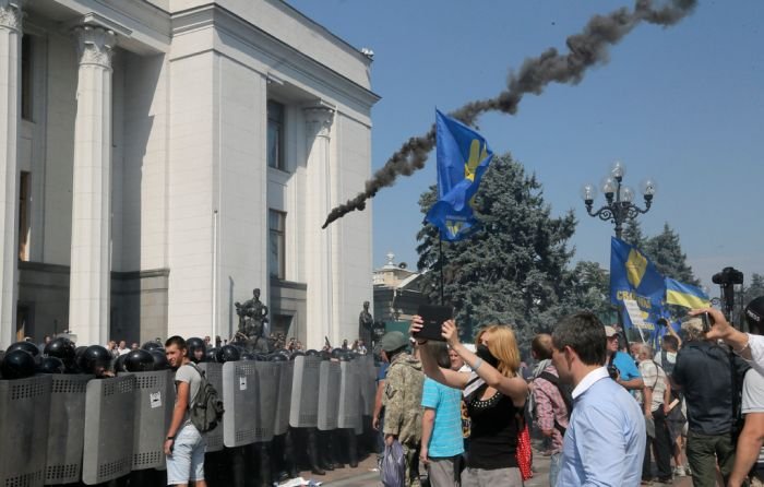 В Киеве у здания Верховной Рады вспыхнули беспорядки. Есть жертвы