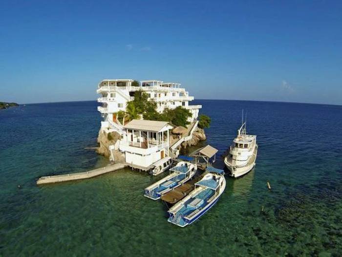 Чудесный отель на крошечном островке