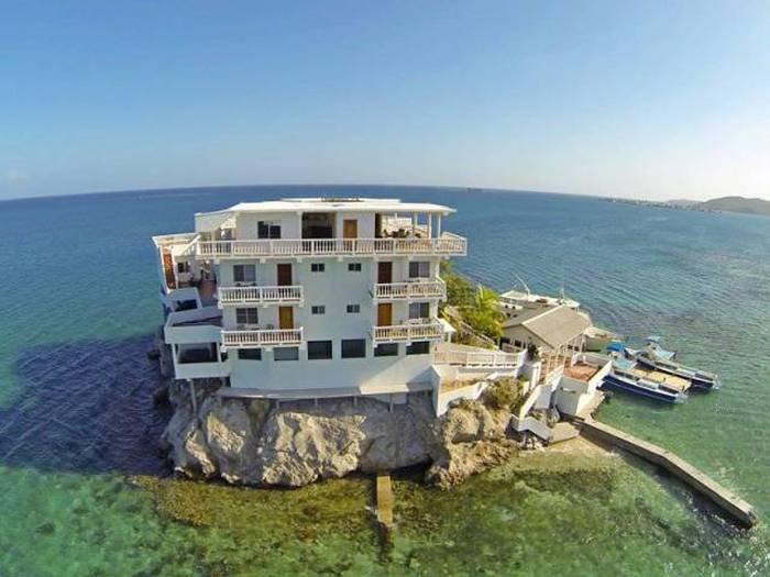 Чудесный отель на крошечном островке