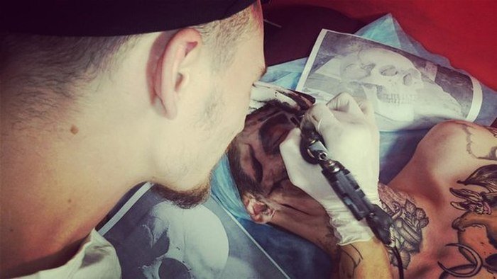 Красноярский юноша «украсил» лицо татуировкой с изображением черепа