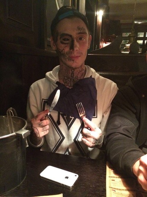 Красноярский юноша «украсил» лицо татуировкой с изображением черепа