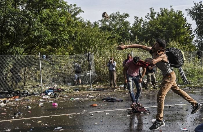 Беженцы предприняли попытку штурма закрытой венгерской границы