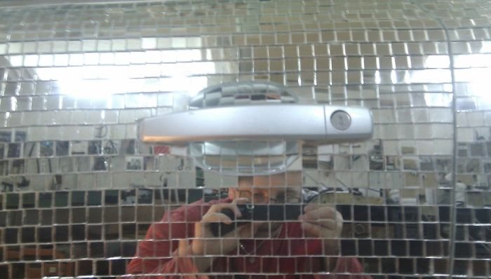 Житель ХМАО инкрустировал свой автомобиль десятками тысяч зеркал