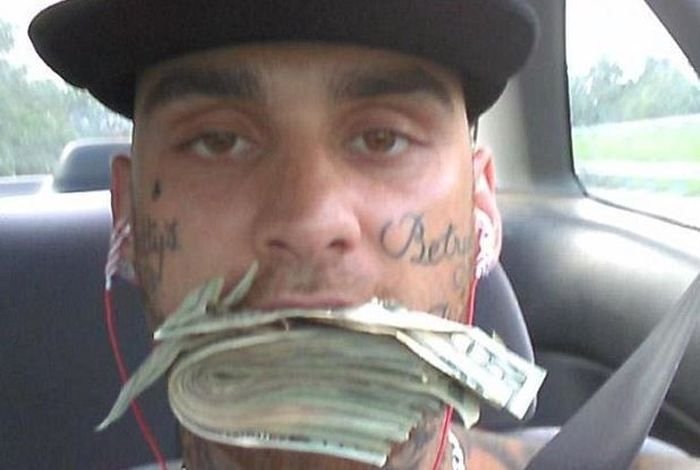 Грабитель банка спалился, опубликовав фото с деньгами в Facebook