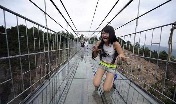 В Китае открыли самый длинный в мире стеклянный подвесной мост