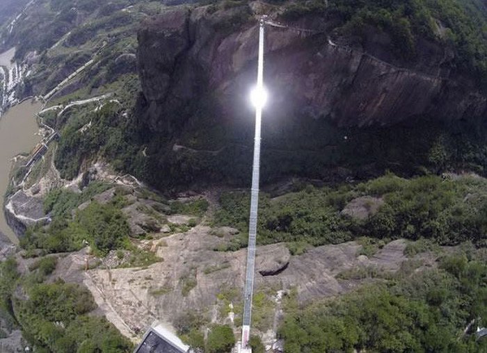 В Китае открыли самый длинный в мире стеклянный подвесной мост