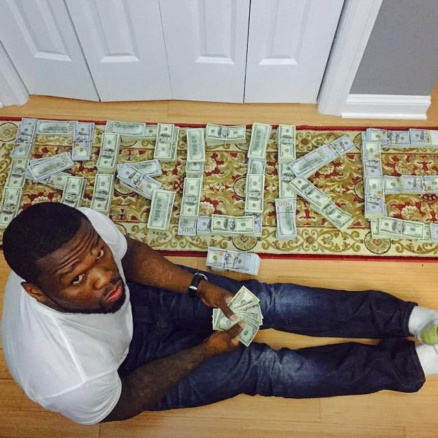 Рэпер 50 Cent, ранее объявивший себя банкротом, устроил фотосет с пачками денег