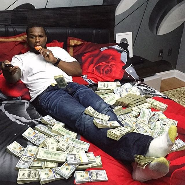 Рэпер 50 Cent, ранее объявивший себя банкротом, устроил фотосет с пачками денег