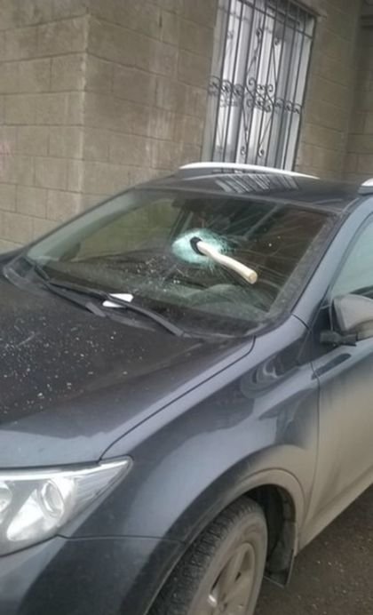 В Уфе водителя наказали за неправильную парковку вбитым в лобовое стекло топором