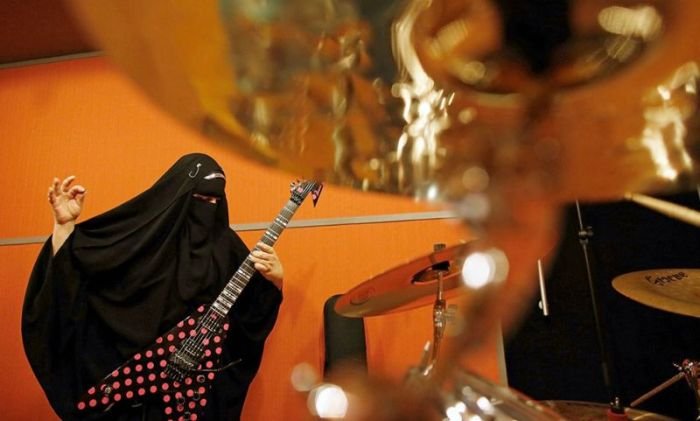 Бразильская мусульманка в парандже исполняет хэви-метал