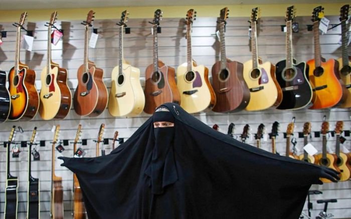 Бразильская мусульманка в парандже исполняет хэви-метал
