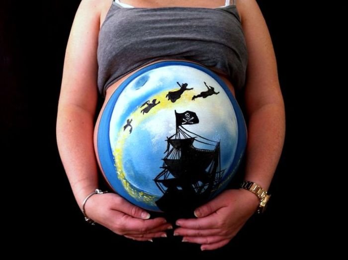 Оригинальное предложение руки и сердца и другие великолепные рисунки на животах беременных женщин