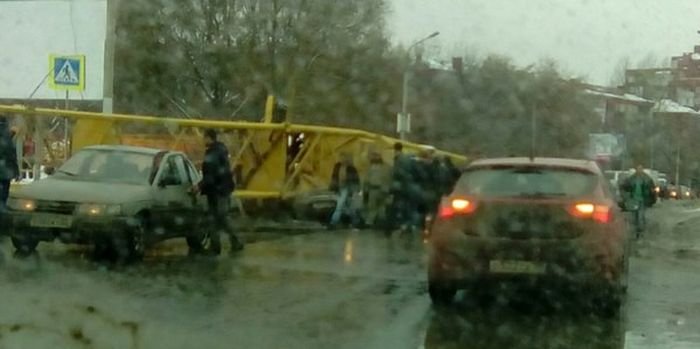 В Омске башенный кран рухнул на проезжавшие автомобили