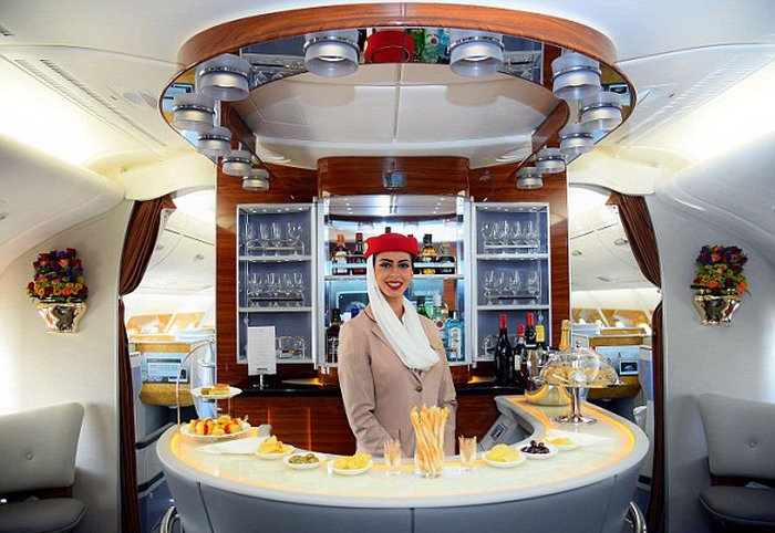 Авиакомпания Emirates Airline представила авиалайнер Airbus A380 на 615 посадочных мест