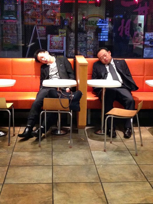Оказывается, на японских улицах тоже встречаются спящие пьяные люди, только вот выглядят они совсем по-другому