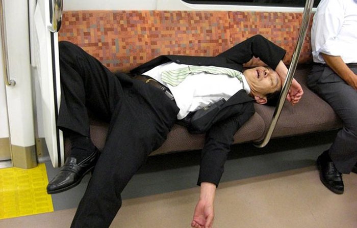 Оказывается, на японских улицах тоже встречаются спящие пьяные люди, только вот выглядят они совсем по-другому
