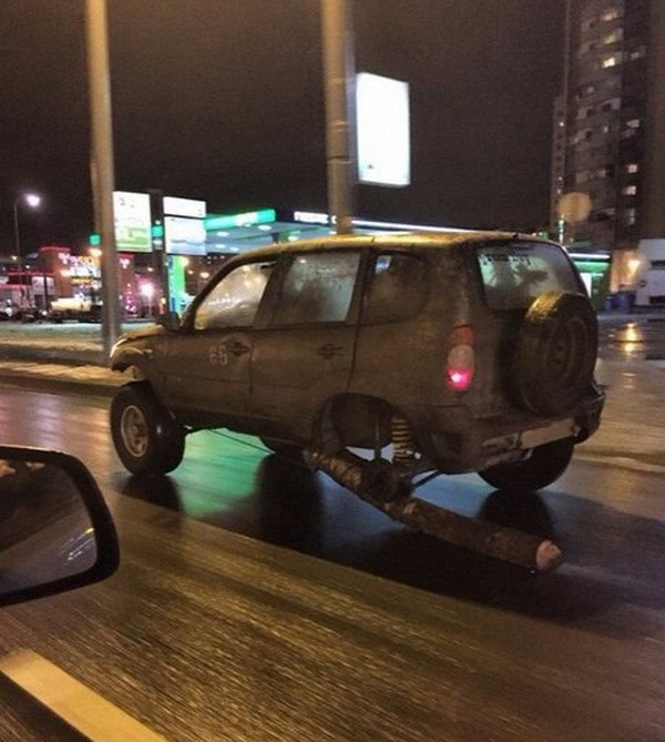 В Санкт-Петербурге вместо одного из колес автомобиля водитель использовал бревно