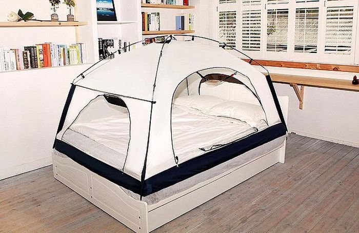Для экономии тепла американцы предлагают ставить поверх кроватей палатки