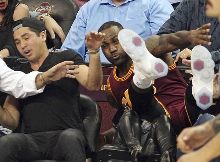 Баскетболист Леброн Джеймс травмировал актрису Элли Харви, пытаясь остановить уходивший в аут мяч