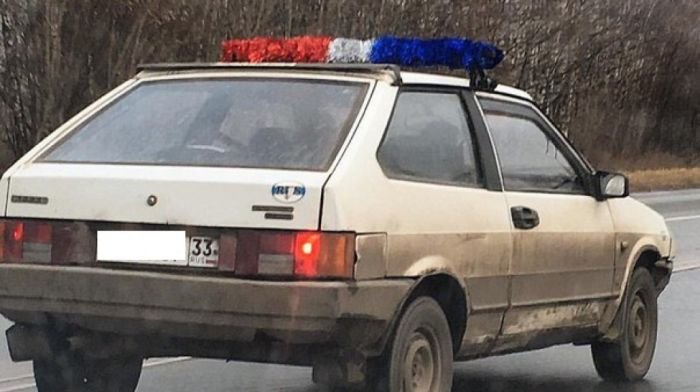 Водитель из Владимира пугает автомобилистов мигалкой из гирлянд