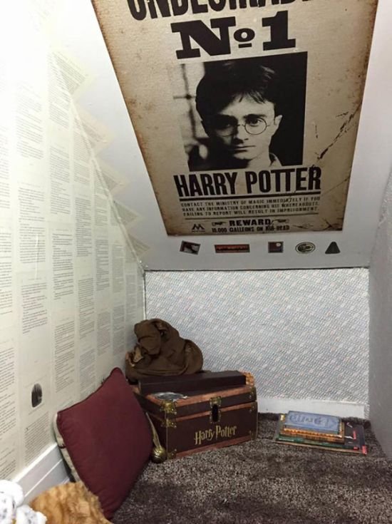 Уютная комната для чтения, стилизованная под чулан Гарри Поттера
