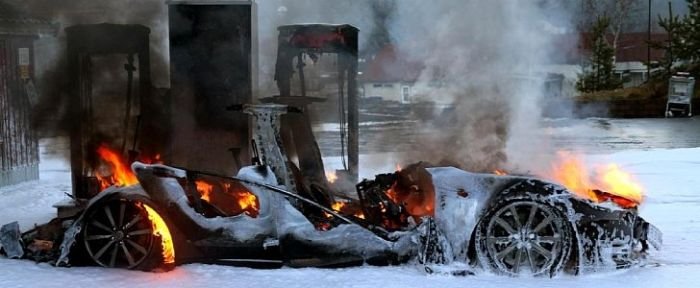В Норвегии Tesla Model S сгорела на станции быстрой зарядки