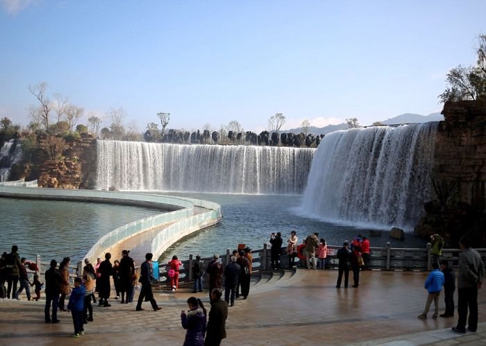 Искусственный водопад в городе Куньмин