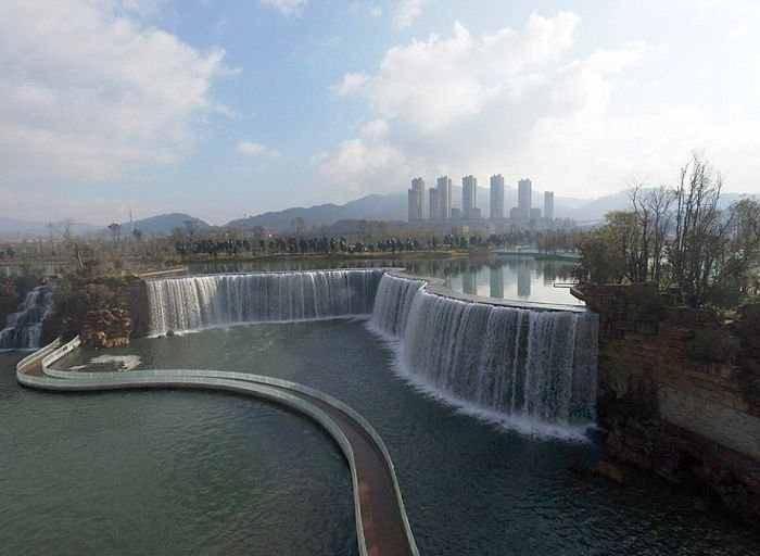 Искусственный водопад в городе Куньмин