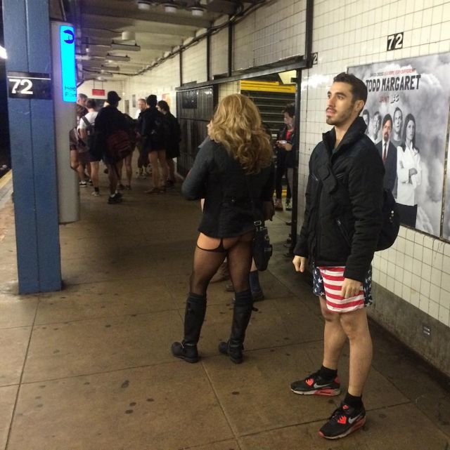 Как прошел флешмоб «В метро без штанов-2016» (No Pants Subway Ride)