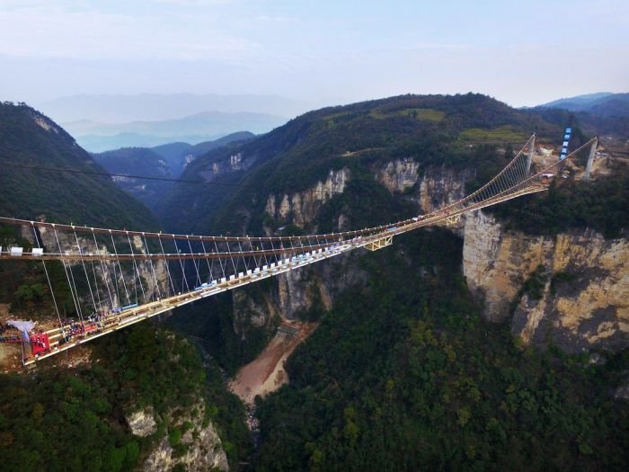 В Китае подходит к концу строительство самого длинного в мире стеклянного моста