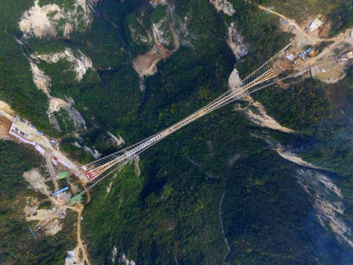 В Китае подходит к концу строительство самого длинного в мире стеклянного моста