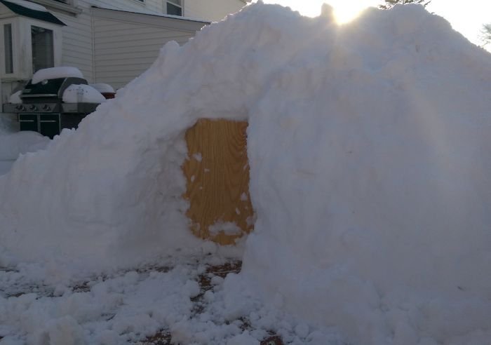 Уютный снежный домик на заднем дворе