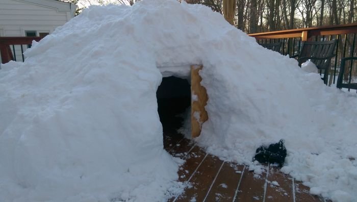 Уютный снежный домик на заднем дворе
