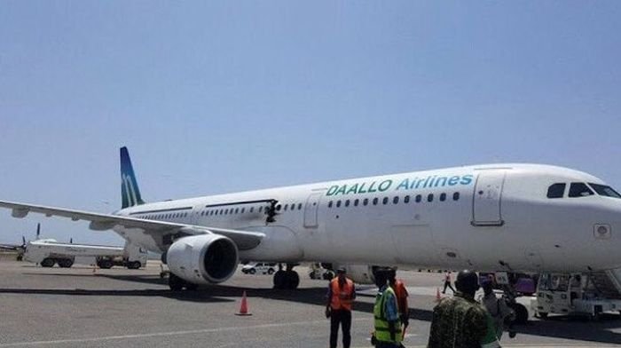 В Сомали самолет авиакомпании Daallo Airlines совершил экстренную посадку из-за взрывов на борту