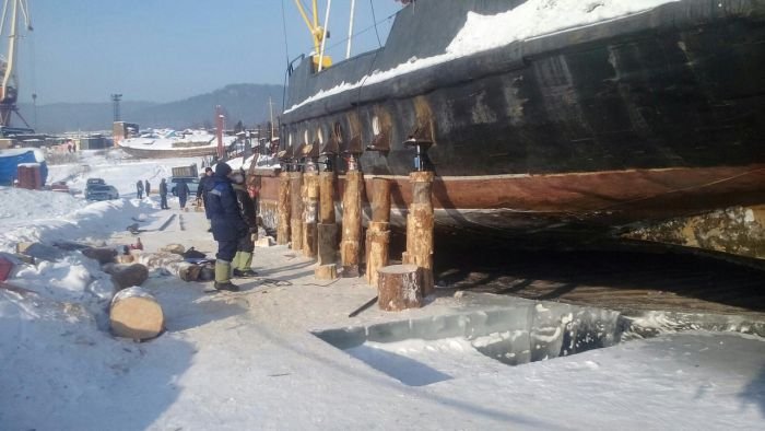 Подъем судна на лед для ремонта в зимний период времени