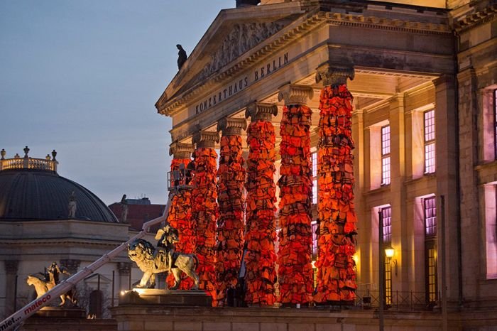 Колонны Берлинского драматического театра покрыли 14 000 спасательных жилетов